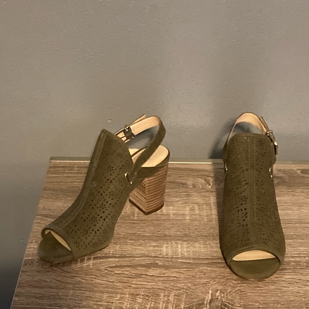 Antonio Melani Laycee Laser Perforated Block Heel Olive Sandals Sz 9M